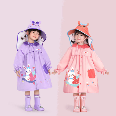 보물 유치원에서 귀여운 케이프 스타일의 학교 가방 디자인과 함께 어린이 레인코트