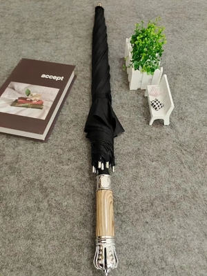 여행 기회 금색과 검은색의 대각색 손잡이 우산