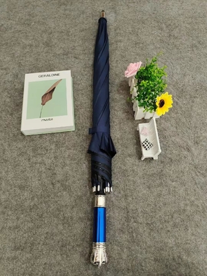 여행 기회 금색과 검은색의 대각색 손잡이 우산